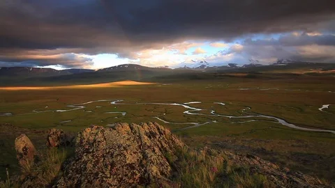 Beautiful sunset in the mountains Vidéo 72302428