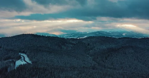 Beautiful sunset in the mountains. the rays of the sun shine between the clouds Vídeos de archivo 147493862