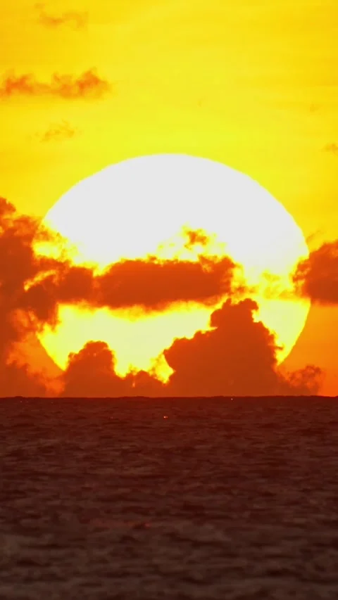 Beautiful sunset in the ocean.Vertical video Stock Footage 300425158