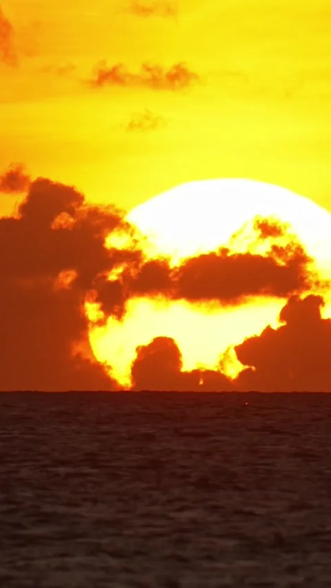 Beautiful sunset in the ocean.Vertical video Stock Footage 300425172