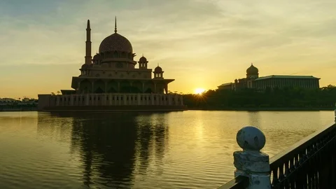 Beautiful sunset or sunrise timelapse at Putra Mosque, Putrajaya. Video stock 88621704