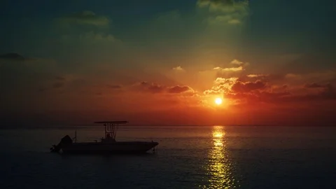 Beautiful sunset over the ocean with modern boat silhouette Stockbeeldmateriaal 89858035
