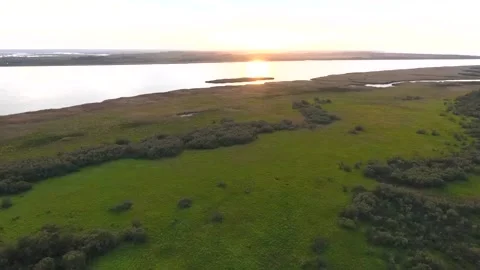 Beautiful sunset over the river. Vídeo Stock 86845011
