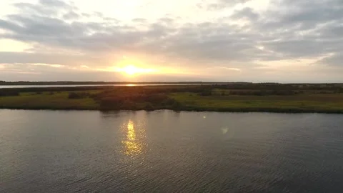 Beautiful sunset over the river. Vídeo Stock 86845095