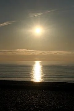 Beautiful Sunset Over the Sea with Dramatic Clouds and Sun Glitter on Water Foto stock