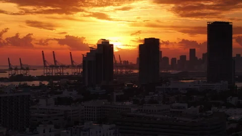 Beautiful Sunset Over South Pointe Pier in Miami Beach, Florida Vídeos de archivo 306109472