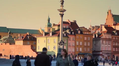 Beautiful sunset over Warsaw's Old Town. Vidéo 61799284