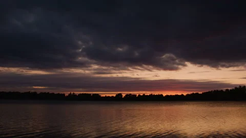 Beautiful sunset over the water surface of the river. Vídeo Stock 115583138