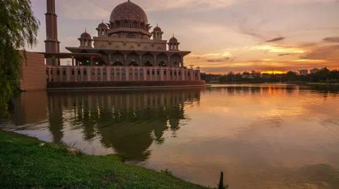 Beautiful sunset with Putra Mosque reflected in the calm lake surface 스톡 동영상 59939341