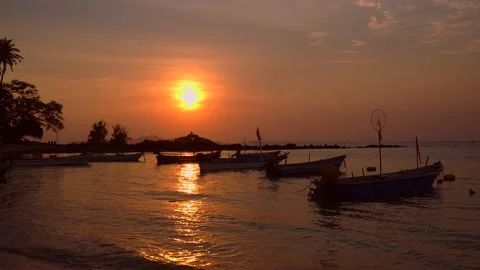 Beautiful sunset scape with silhouette floating wooden boat at sea shore. Vídeo Stock 170301764