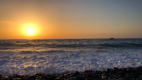 Beautiful sunset on the sea Vidéo 104843428