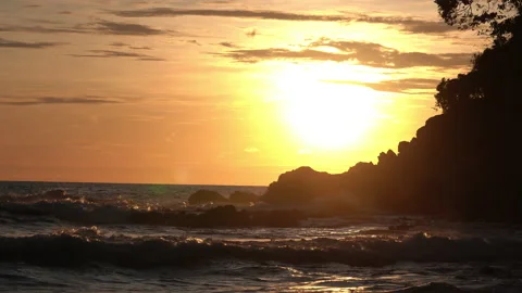 Beautiful sunset sea waves breaking on sandy coastline. Golden beach meeting  Vídeos de archivo 190282191