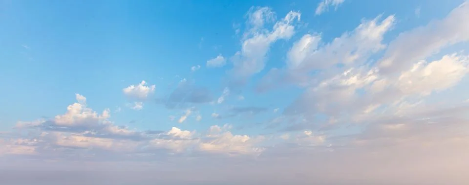 Beautiful sunset sky with dramatic clouds over a peaceful horizon view Stockfoto's