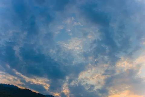 Beautiful sunset sky with dramatic light, Twilight sky background with Colorf Foto stock