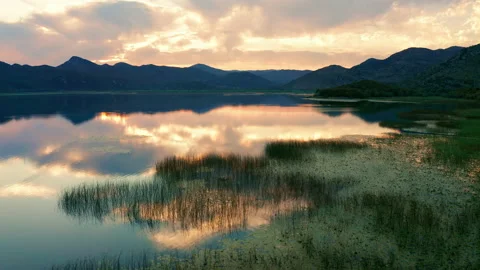 Beautiful sunset sky reflected in Lake Skadar in Montenegro Video stock 134910125