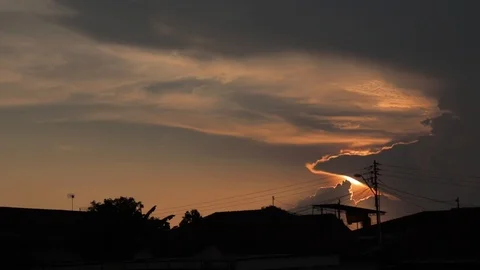 Beautiful Sunset Sky Timelapse with Dramatic Lighting above Rural Residences Vídeos de archivo 121948293