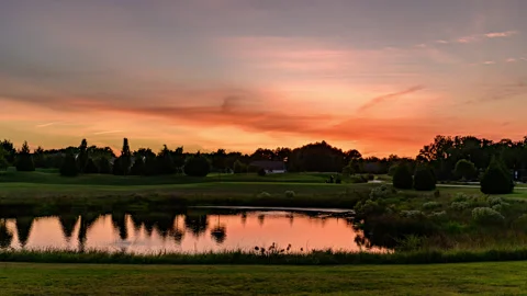 Beautiful Sunset Sky Timelapse with Lake and Golf Course Vídeos de archivo 284477352