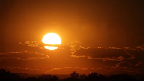 Beautiful sunset. The sun goes down below the horizon. Time lapse. Video stock 100284115