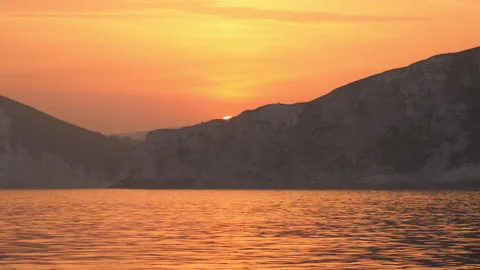 Beautiful sunset. Sun setting behind mountains. 库存影片 138402304