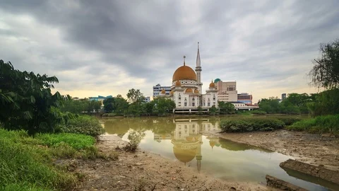 Beautiful sunset time lapse at the Royal Mosque in Klang, Malaysia Stock Footage 87298648