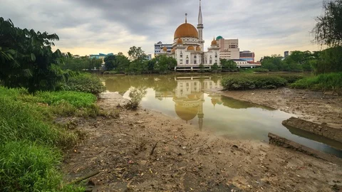 Beautiful sunset time lapse at the Royal Mosque in Klang, Malaysia Stock Footage 87299110