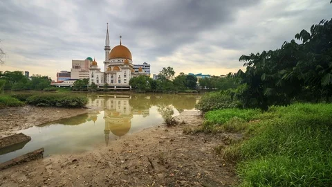 Beautiful sunset time lapse at the Royal Mosque in Klang, Malaysia Stock Footage 87300367