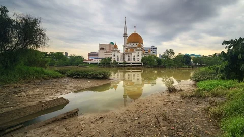 Beautiful sunset time lapse at the Royal Mosque in Klang, Malaysia Stock Footage 87300649