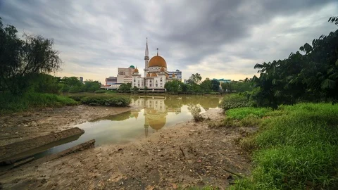 Beautiful sunset time lapse at the Royal Mosque in Klang, Malaysia Stock Footage 87300758