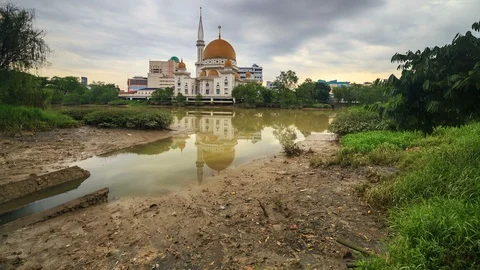 Beautiful sunset time lapse at the Royal Mosque in Klang, Malaysia Stock Footage 87301211