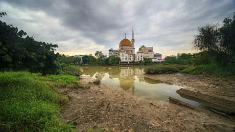 Beautiful sunset time lapse at the Royal Mosque in Klang, Malaysia Stock Footage 87305244