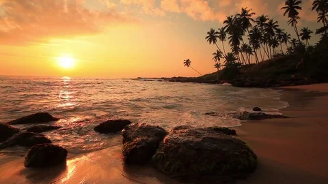 Beautiful sunset on a tropical beach Vidéo 72523809