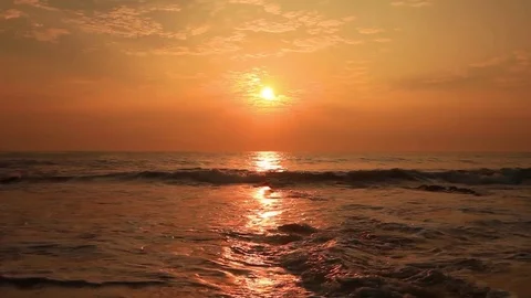 Beautiful sunset on a tropical beach Vídeo Stock 80448510