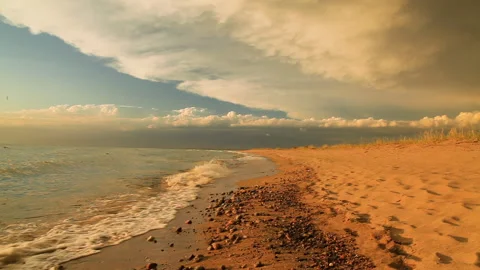 Beautiful sunset on a tropical sandy beach 库存影片 133865579