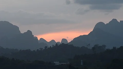 Beautiful sunset view of mountain inside Ratchapprapha Dam. 스톡 동영상 104038181