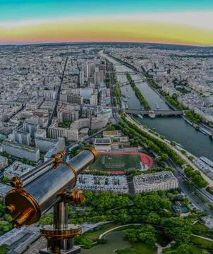 Beautiful sunset view of Paris from the Eiffel Tower terrace. In the foregr.. Foto stock