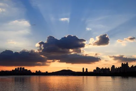 Beautiful sunst with dramatic sky on Han river in Seoul Stock Photos
