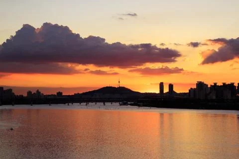Beautiful sunst with dramatic sky on Han river in Seoul Stock Photos