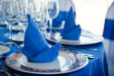 Beautiful table with blue napkins Foto stock