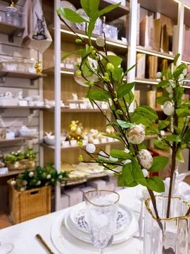 Beautiful table decorations for the Easter holiday. The branch of the green t Foto stock