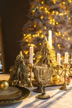 Beautiful table setting with Christmas decorations in living room Foto stock
