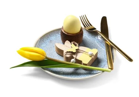 Beautiful table setting with Easter egg, wooden bunny and yellow tulip flower Stock-Fotos