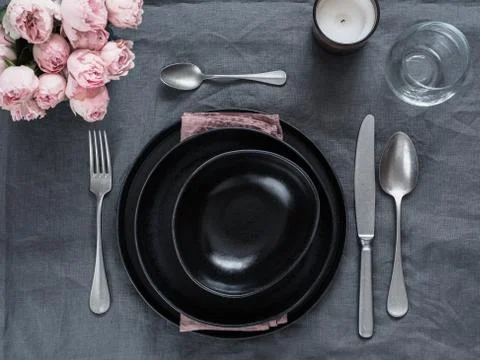 Beautiful table setting on gray linen tablecloth 库存照片