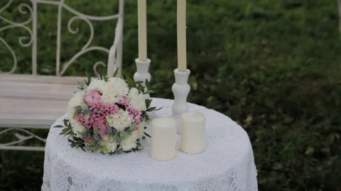 A beautiful table with a white tablecloth stands in the Park on the grass. Vidéo 106008163