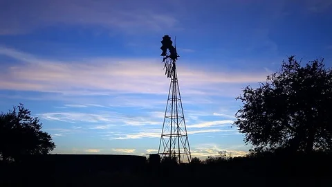 Beautiful Texas sunset with windmill. Stockbeeldmateriaal 82827864