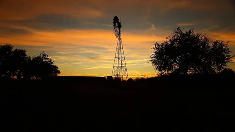 Beautiful Texas sunset with windmill. Stockbeeldmateriaal 82827880