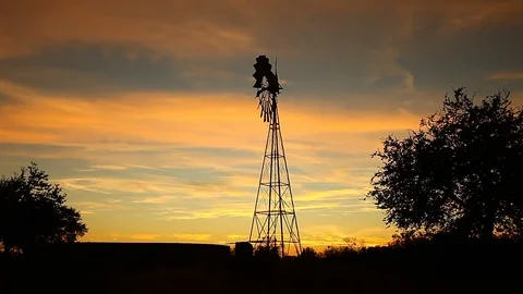 Beautiful Texas sunset with windmill. Stockbeeldmateriaal 82827884