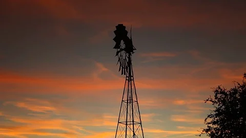 Beautiful Texas sunset with windmill. Stockbeeldmateriaal 82827917