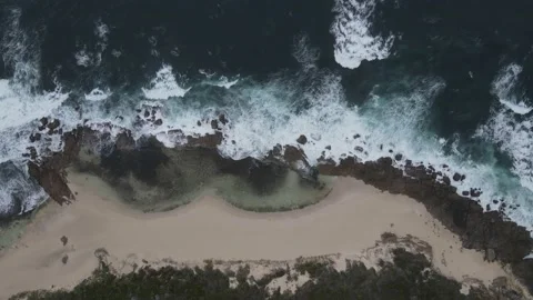 Beautiful texture background of waves foam to sand of ocean coast Aerial top Vidéo 152542044