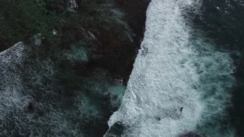 Beautiful texture of big power dark ocean waves with white wash. Video stock 229916414