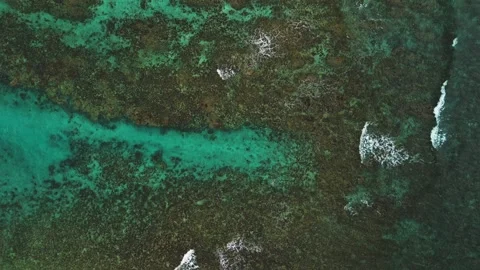 Beautiful texture of big power dark ocean waves with white wash. Aerial top view 库存影片 276517819